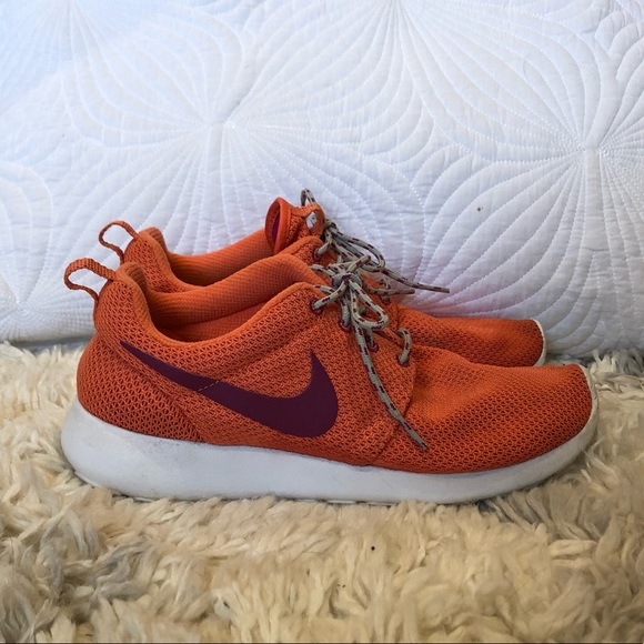 Nike Shoes - Nike Roshe Run Sneakers